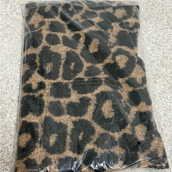 NWT Kensie Leopard Print Fuzzy Scarf - Picture 7 of 7